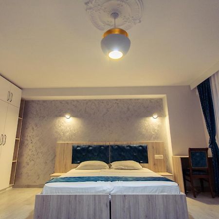 פריזאי City Hotel מראה חיצוני תמונה