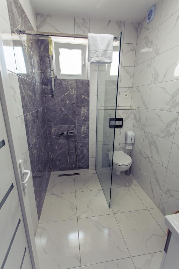 פריזאי City Hotel מראה חיצוני תמונה